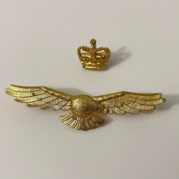 Vintage RCAF Royal Canadian Air Force Officers Wedge Cap Badge - Picture 10 of 16